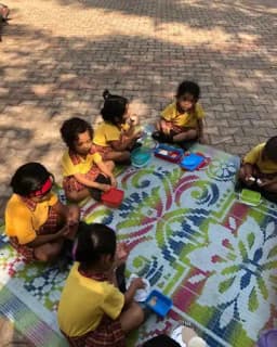 Mrs. Tomas Play Group Mrs. Tomas Play Group